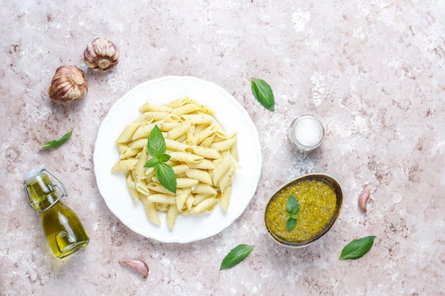 Foto gratuito piatto di pasta al pesto fatto in casa.