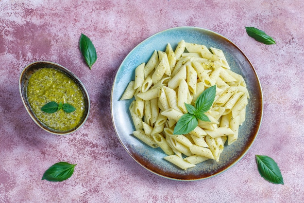 Foto gratuito piatto di pasta al pesto fatto in casa