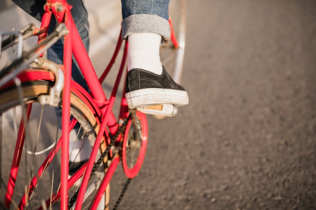 Foto gratuito piede sul pedale della bicicletta