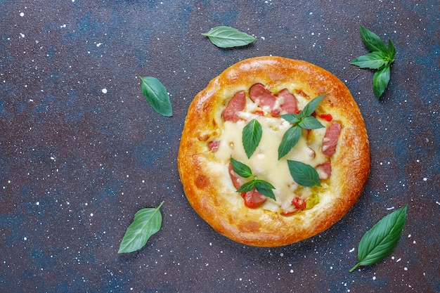 Foto gratuito pizzette fatte in casa fresche al basilico.