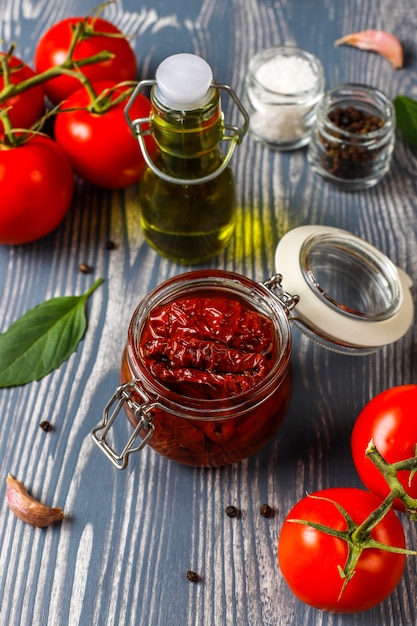 Foto gratuito pomodori secchi con olio d'oliva.