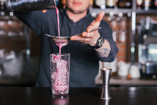 Foto gratuito preparare un cocktail rinfrescante in un bar