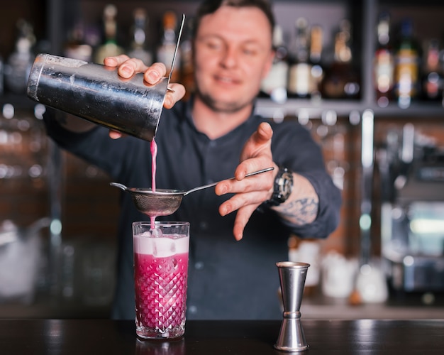 Foto gratuito preparare un cocktail rinfrescante in un bar