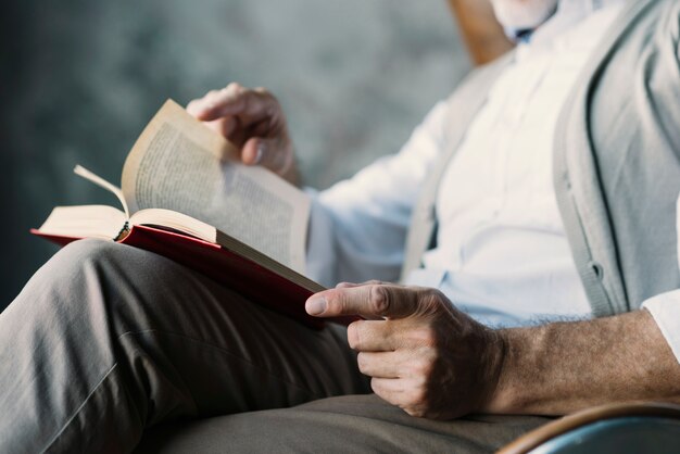 Primo piano dell&#39;uomo che gira le pagine del libro