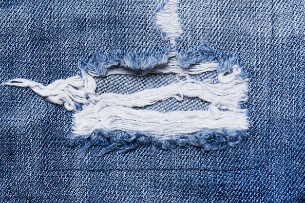 Primo piano di una parte strappata di jeans