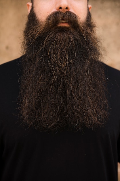 Foto gratuito primo piano di uomo con la barba lunga