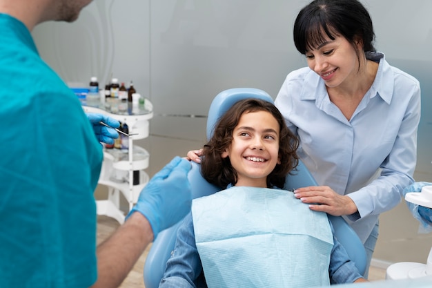 Primo piano sul ragazzo dal dentista