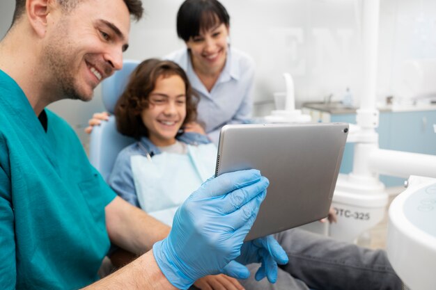 Primo piano sul ragazzo dal dentista