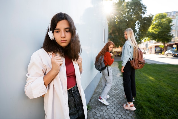 Foto gratuito ragazza di vista laterale che indossa le cuffie