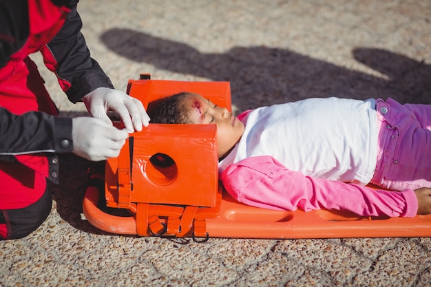 Ragazza ferita trattata dal paramedico