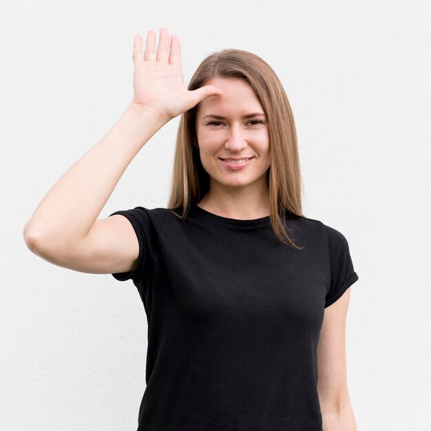 Ritratto di donna che comunica attraverso il linguaggio dei segni