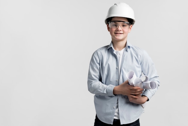 Foto gratuito ritratto di ragazzo carino con cappello duro