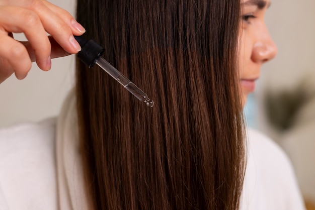 Foto gratuito routine notturna di colpi di capelli della donna di vista laterale