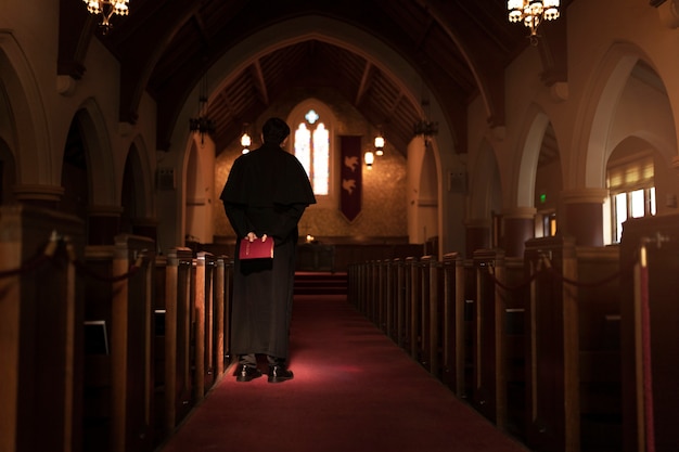 Sacerdote che legge dalla Bibbia