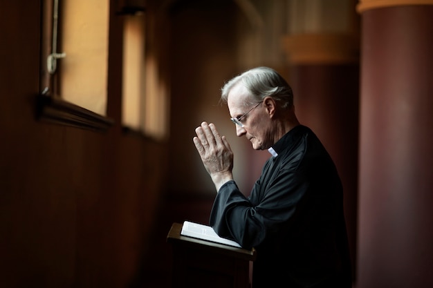 Sacerdote che legge dalla Bibbia