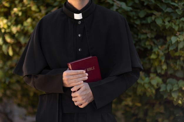 Sacerdote che legge dalla Bibbia