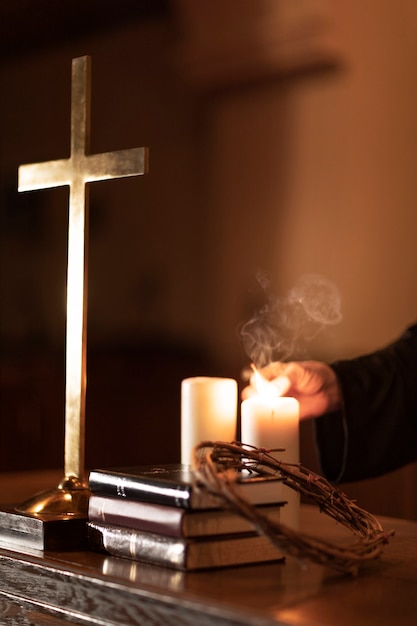 Foto gratuito sacerdote che prega in chiesa