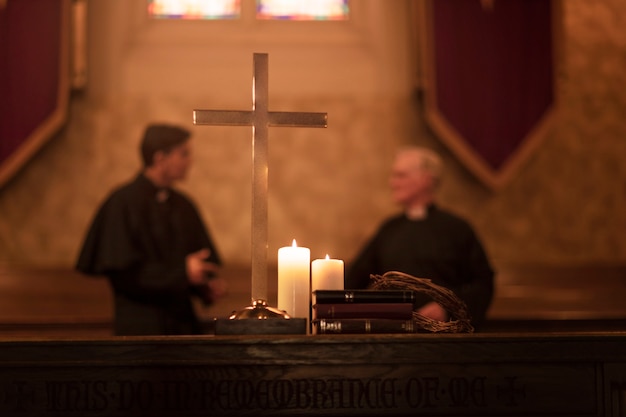 Foto gratuito sacerdoti che pregano insieme in chiesa