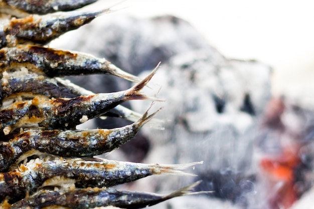 Sardine torrefazione con sfondo il fuoco