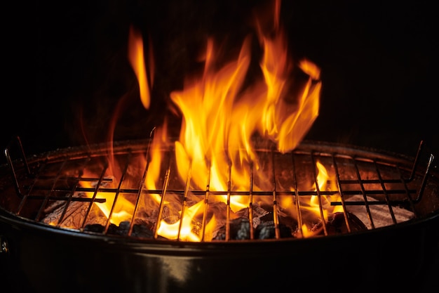 Foto gratuito sfondo di griglia. primo piano della griglia del fuoco del barbecue, isolato su cenni storici neri