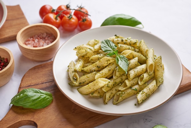 Foto gratuito spaghetti di pasta con zucchine, basilico, panna e formaggio sul tavolo di pietra.