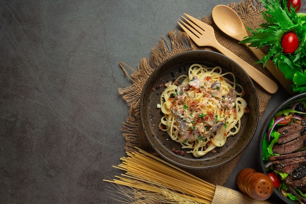 Spaghetti di pasta su sfondo scuro