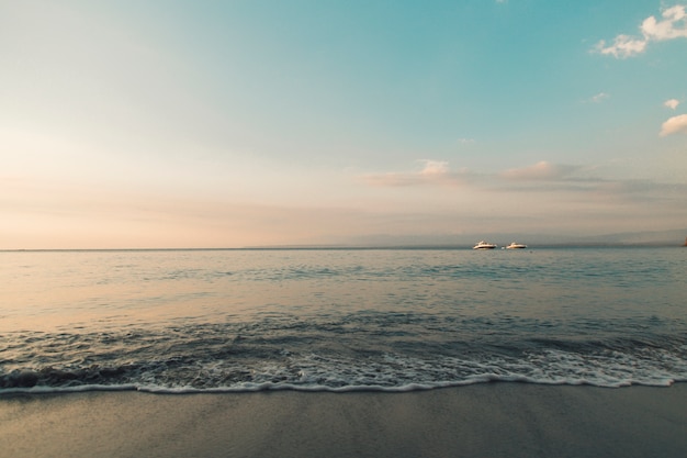 Spiaggia e mare calmo alle luci del tramonto