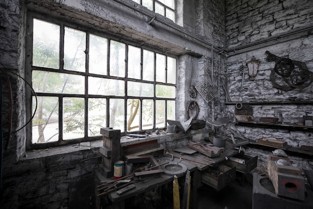 Foto gratuito stanza disordinata in un edificio abbandonato