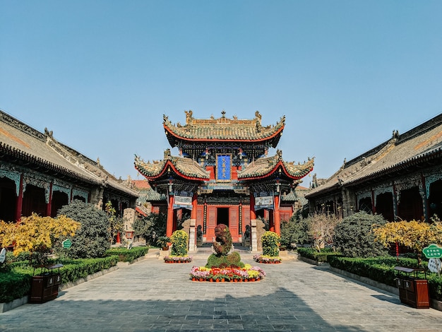 Foto gratuito storico tempio buddista con un giardino zen in cina sotto un cielo luminoso