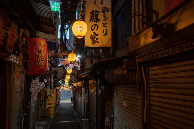 Foto gratuito strada vuota alla vista urbana notturna