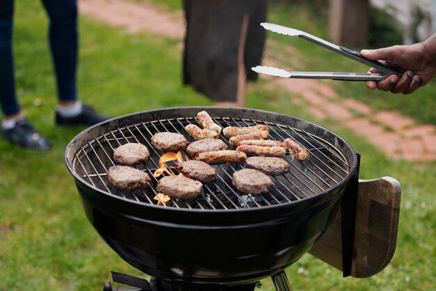 Strumento per barbecue con mano ad alto angolo