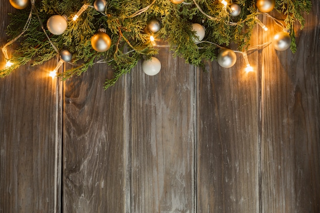 Struttura piana di disposizione con l'albero di Natale e il fondo di legno