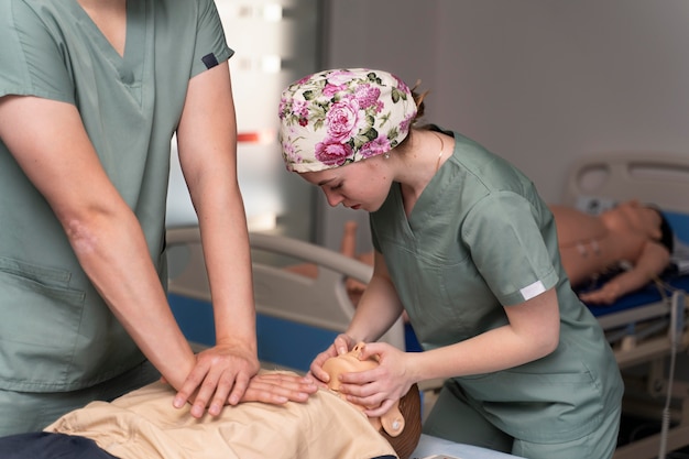 Studente di medicina che fa pratica in un ospedale