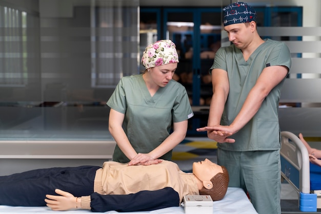 Studente di medicina che fa pratica in un ospedale