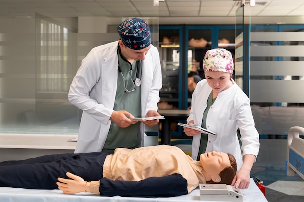 Studente di medicina che fa pratica in un ospedale