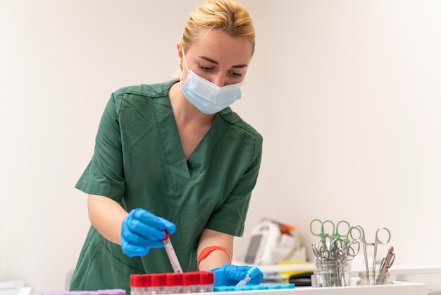 Studentessa in medicina che indossa una maschera medica mentre fa la sua pratica