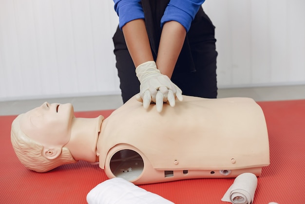 Studenti di medicina stanno praticando