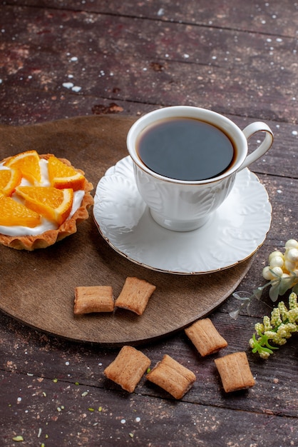 Foto gratuito tazza di caffè forte e caldo insieme a biscotti e torta all'arancia sulla scrivania in legno, biscotti al caffè torta di frutta cuocere