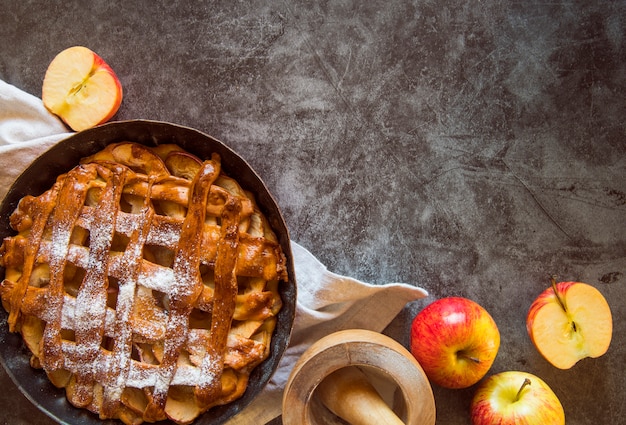 Torta di mele al forno sulla tavola di legno con frutta