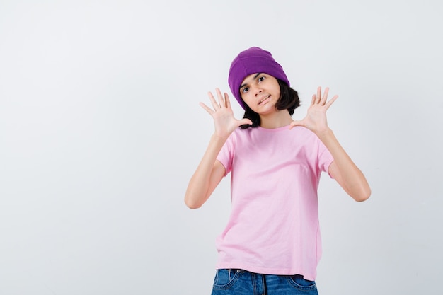 Foto gratuito un'adolescente espressiva sta proponendo