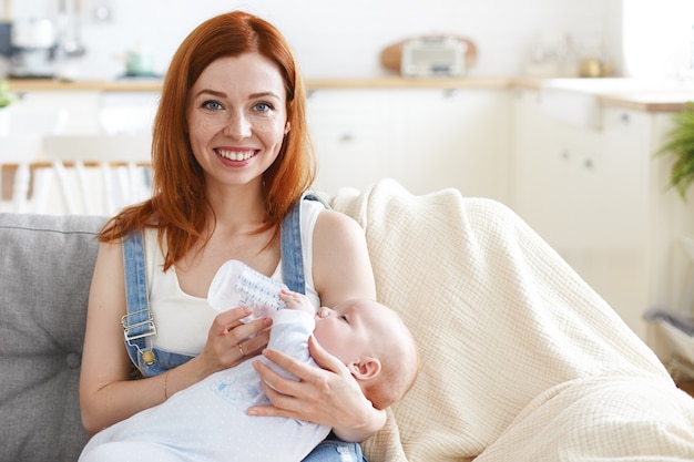 Un ritratto di bella madre con il suo bambino