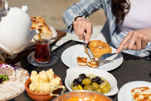 Un tavolo per la colazione con vista frontale persone intorno al tavolo che mangiano durante la colazione del tè durante il giorno