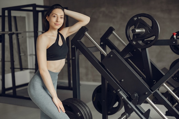 Foto gratuito una bella ragazza è impegnata in una palestra