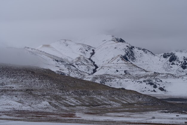 Uno splendido scenario di montagne innevate in una giornata buia e cupa