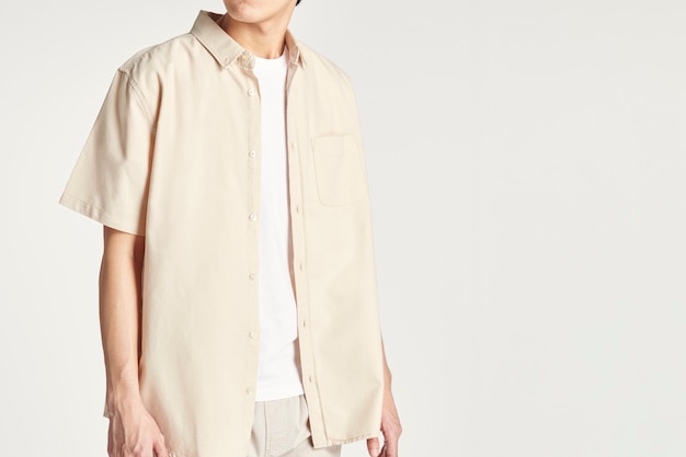 Foto gratuito uomini in abito minimal camicia beige