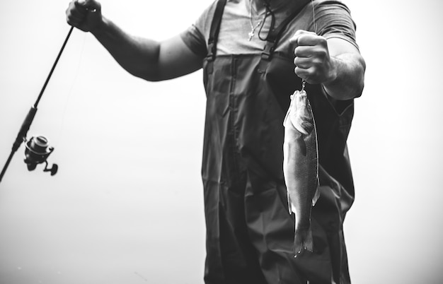 Uomo che pesca in riva al lago