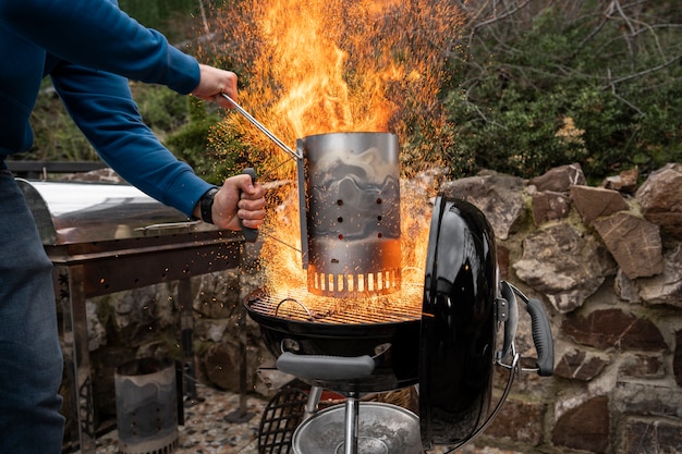 Foto gratuito uomo che prepara il barbecue per cucinare