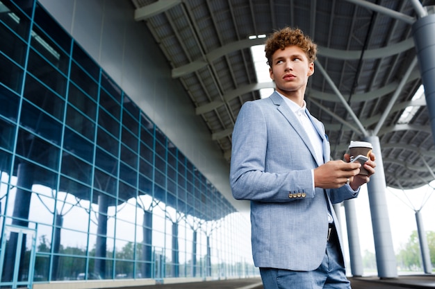 Foto gratuito uomo d'affari dai capelli rossi che beve caffè