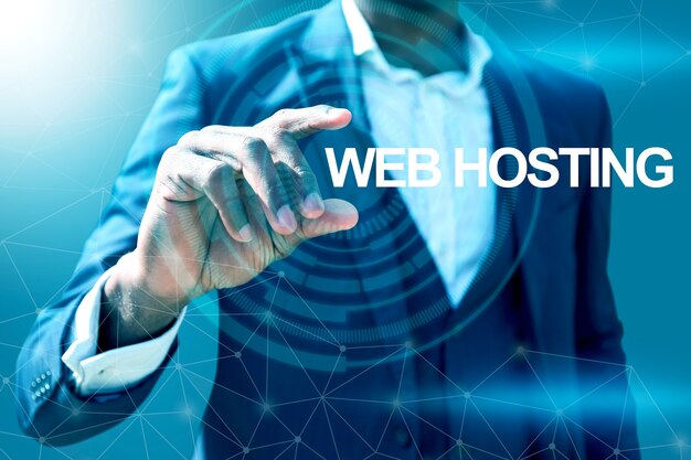 Uomo di vista frontale nel concetto di hosting del sito Web della tuta