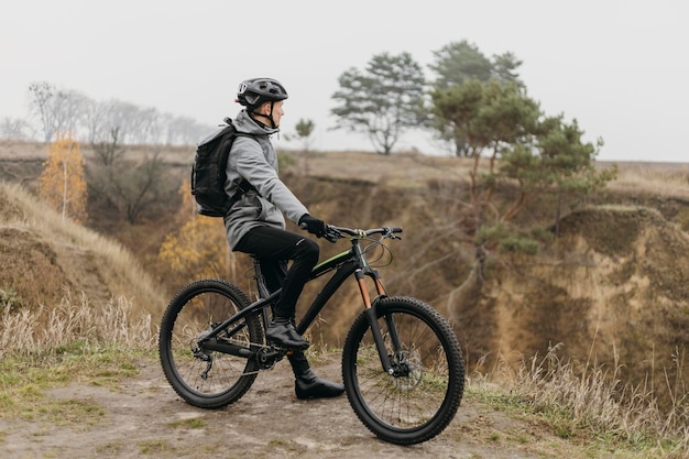 Foto gratuito uomo in sella a una bicicletta sul sentiero di montagna